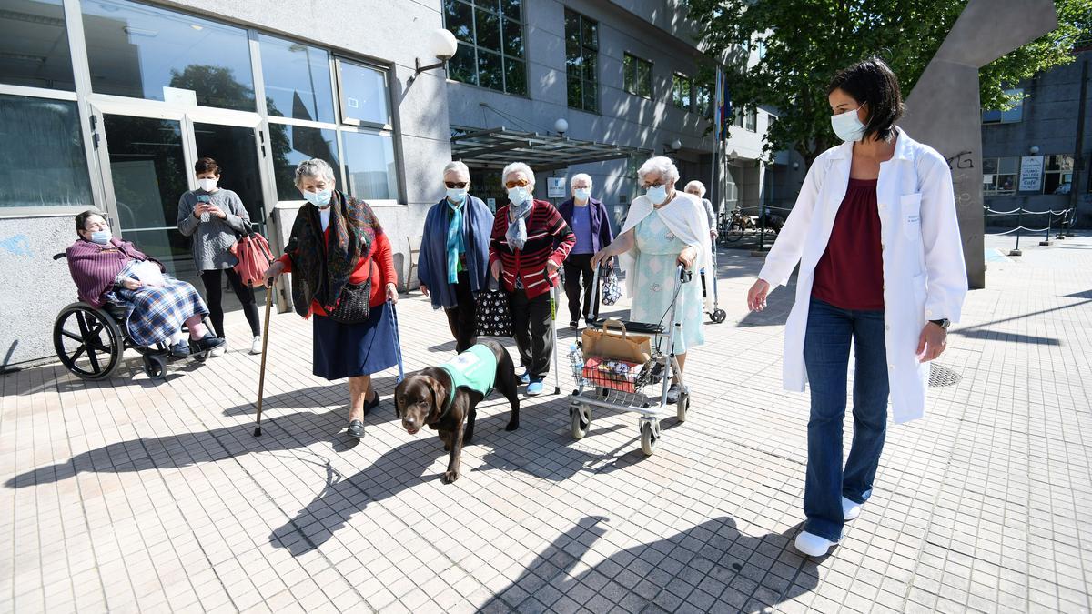 El paseo de ayer viernes en las inmediaciones de la residencia pública.