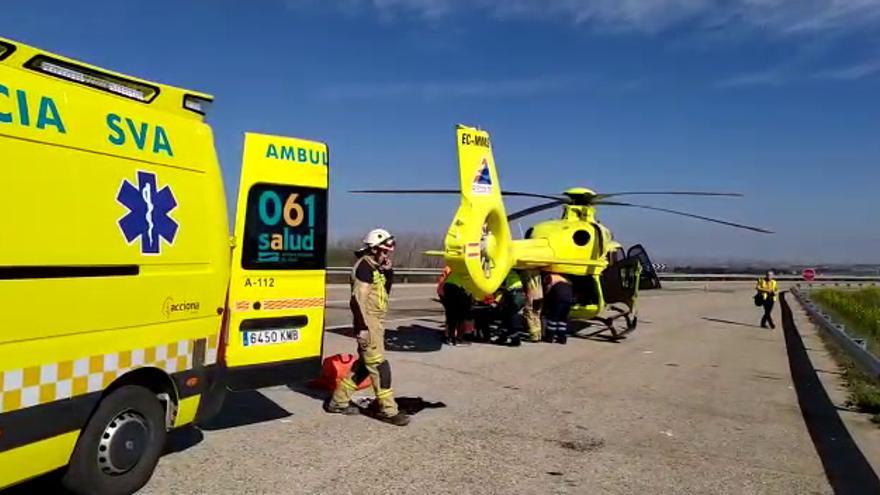 Traslado en helicóptero de uno de los heridos en el accidente de Caspe