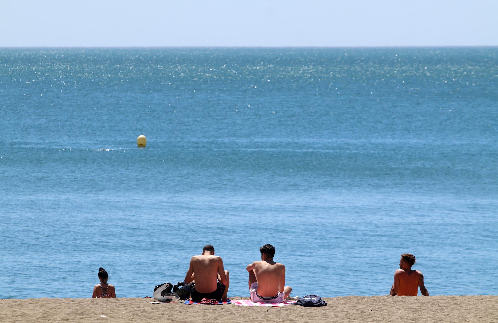 El buen tiempo y el calor llenan las playas de Málaga