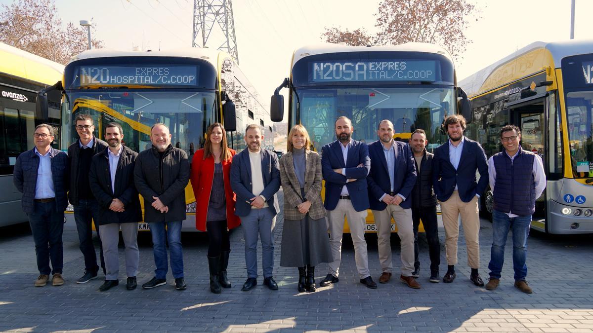 La alcaldesa de Sant Boi de Llobregat, Lluïsa Moret, y el vicepresidente de Movilidad, Transporte y Sostenibilidad de la AMB, Carlos Cordón, junto con su equipo.