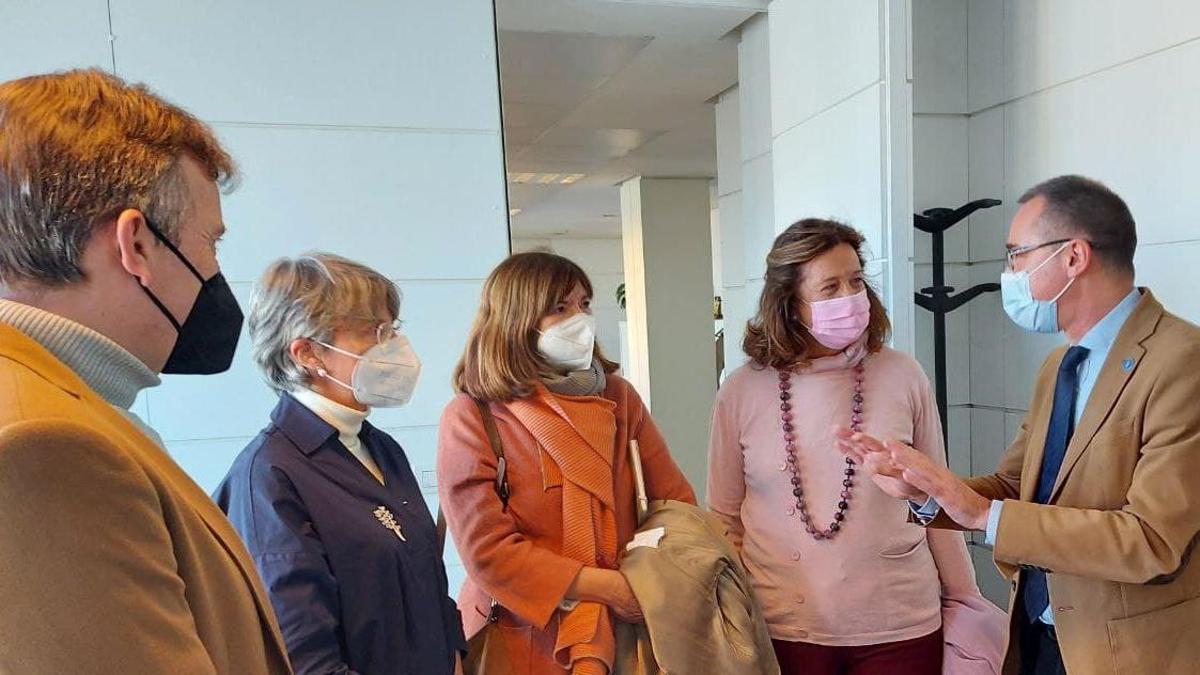 Segio Valles, Yolanda Calero, Margarita Fuente y Margarita Collado, junto al Consejero de Salud, Pablo F. Muñiz