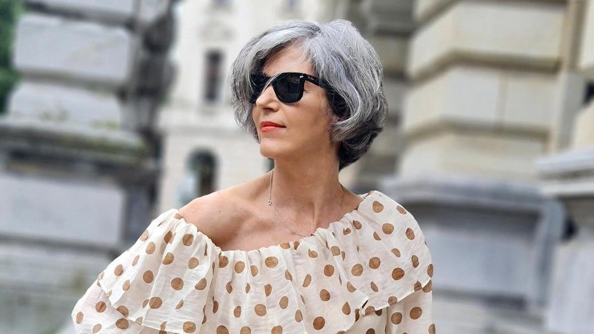 La 'influencer' Carmen Gimeno con vestido de lunares de Mango y bolso concha de Zara Kids