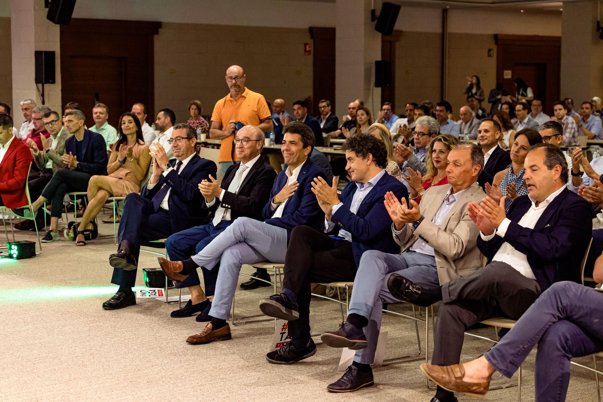 Algunos conocían la noticia y otros la han conocido durante el tradicional discurso. Toni Mayor, presidente de Hosbec, dejará de serlo tras 14 años en el cargo. Mayor lo ha anunciado antes un auditorio lleno y durante la asamblea anual de la entidad turística celebrada este viernes en Benidorm.