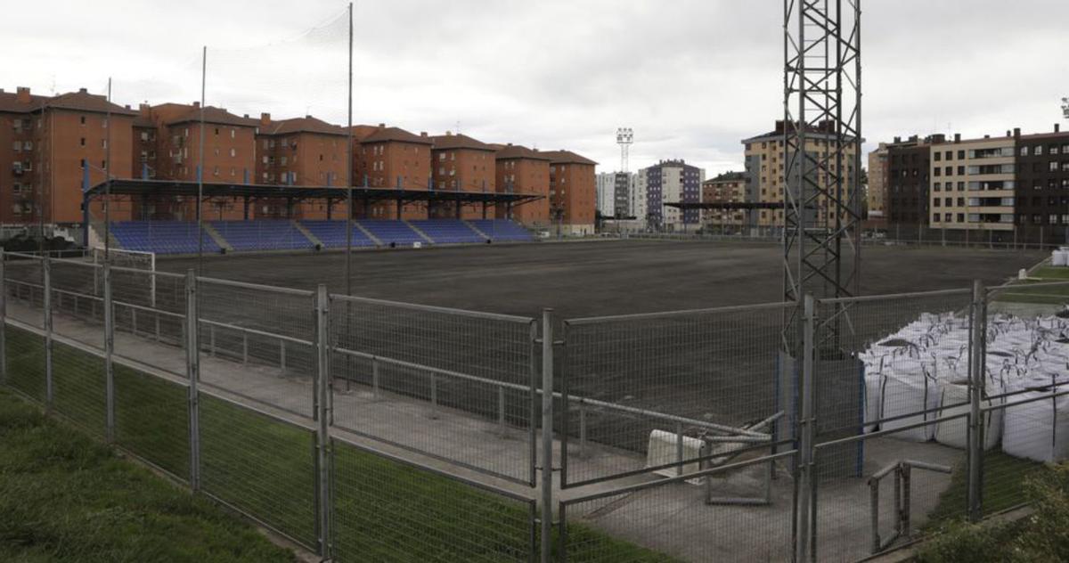 El campo de fútbol Díaz Vega, con el césped levantado. | Fernando Rodríguez