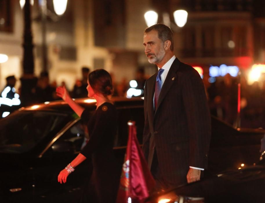 Salida de los Reyes, saludando a la gente, del concierto de los Premios Princesa