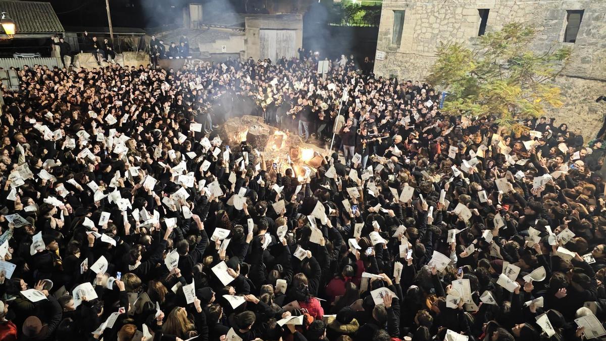 Assaig de Goigs en la plaza d ela Concòrdia de Manacor.