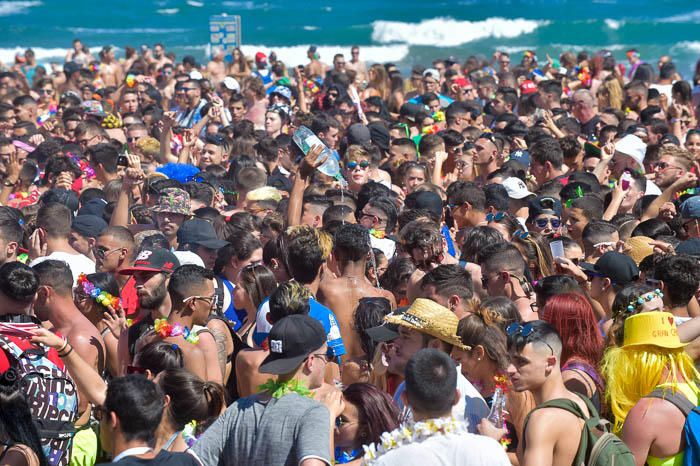 Fiesta de carnaval en la playa