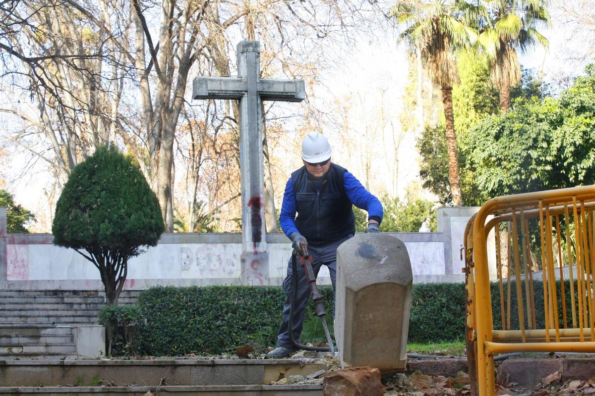 Un operario en las obras junto a la cruz, este martes.