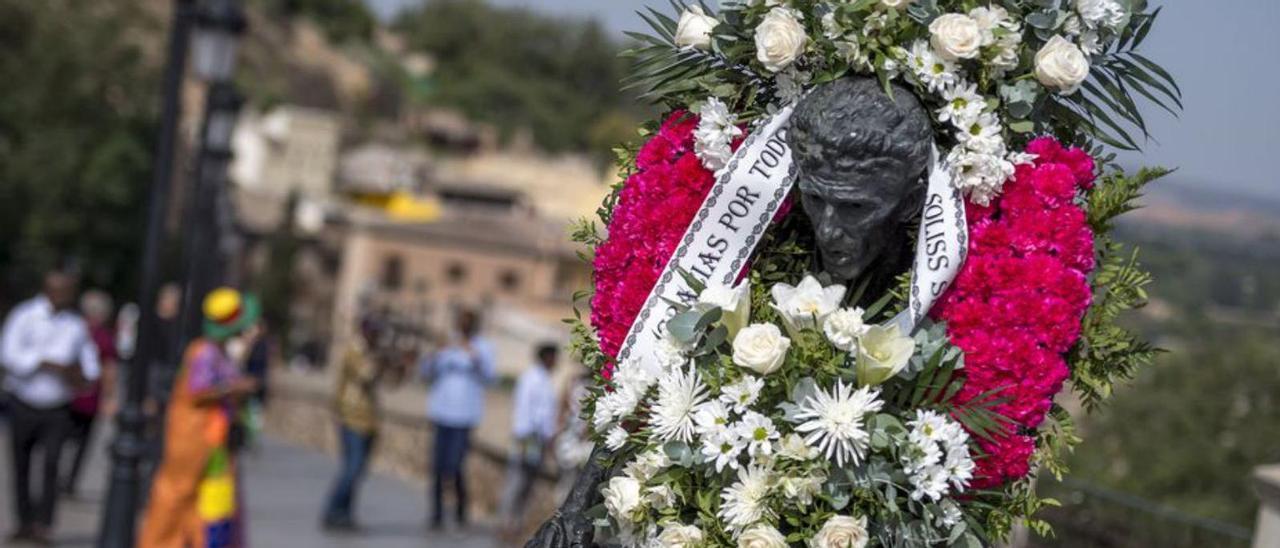 El monumento a Bahamontes en Toledo apareció ayer con una corona de flores. | EFE