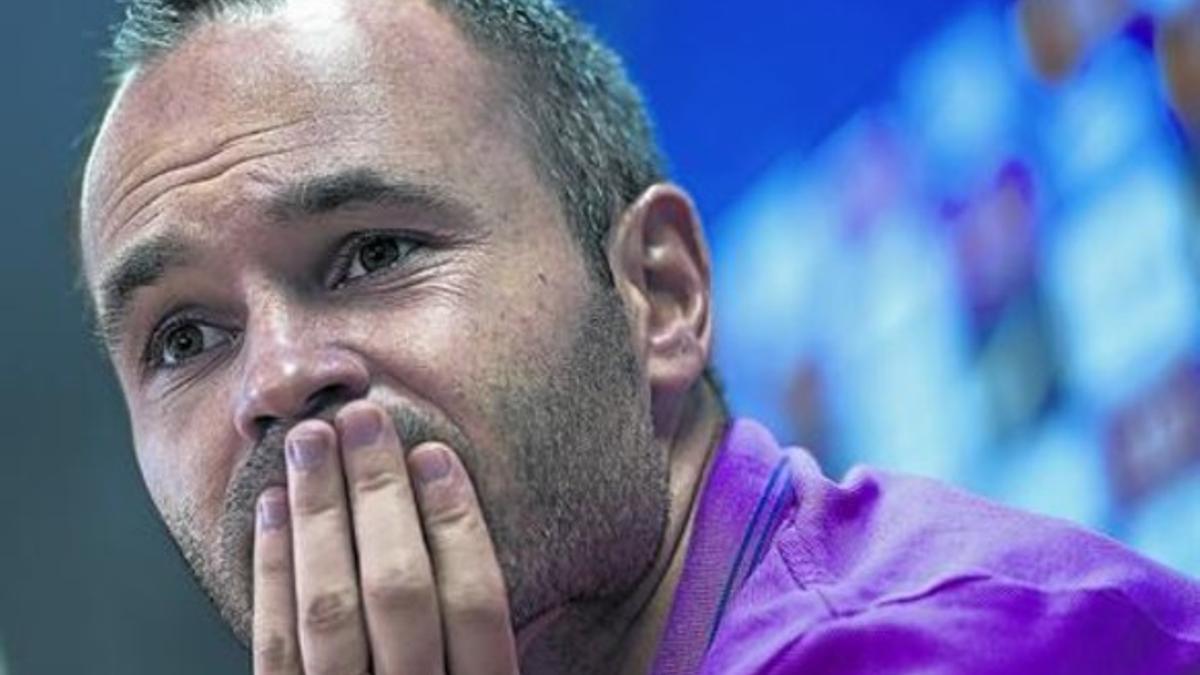 Iniesta atiende a la rueda de prensa de ayer en la ciudad deportiva de Sant Joan Despí.