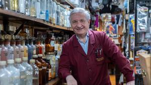 La premiada i «elitista» Drogueria Rovira: «El dia que tingui paper de vàter al taulell, és que estic tancant»