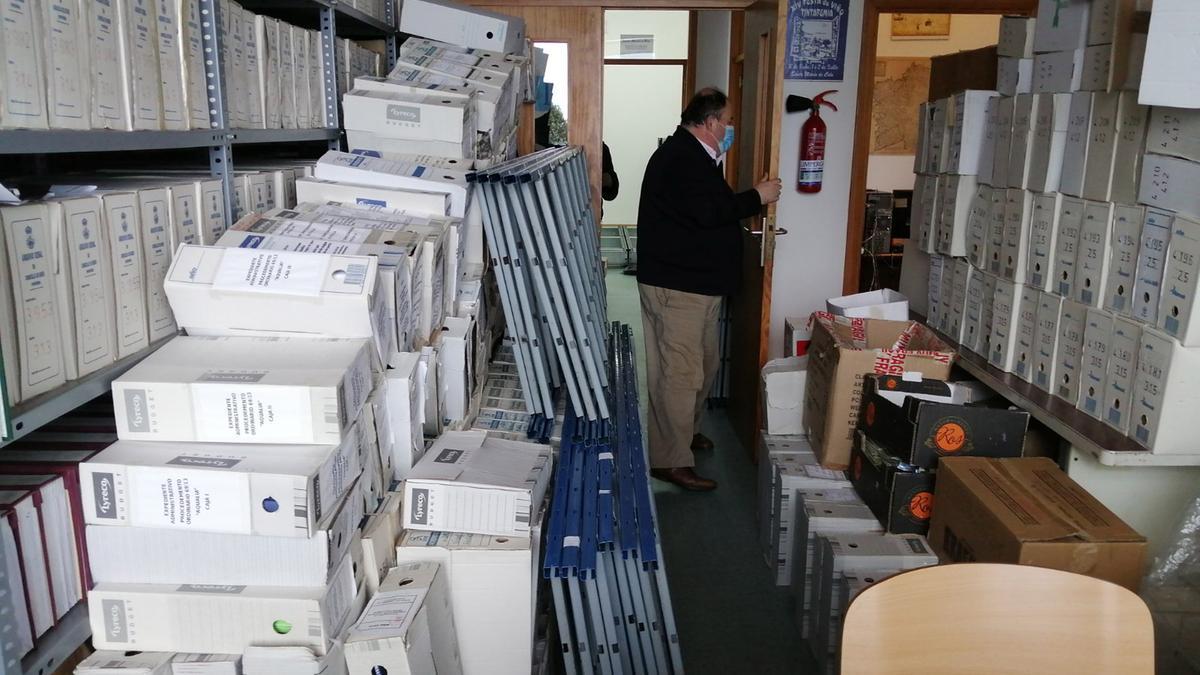 El bibliotecario municipal, ayer, en el archivo municipal.