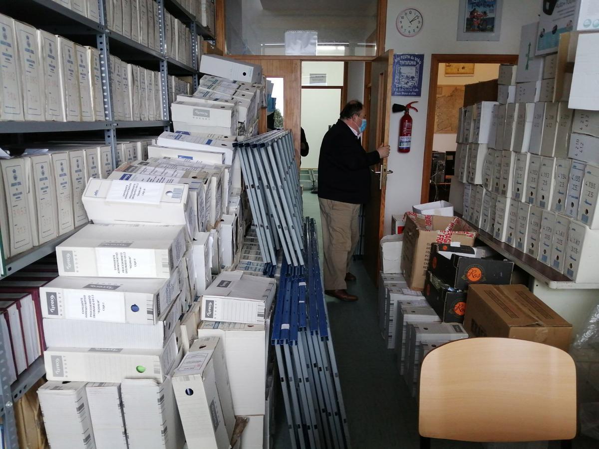El bibliotecario municipal, ayer, en el archivo municipal.