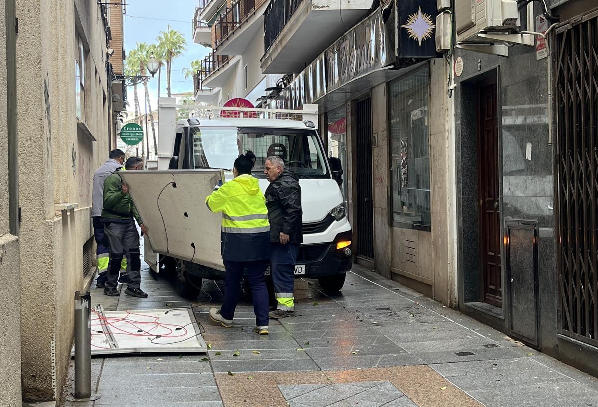 Operarios municipales retiran las placas solares caídas en Mérida.