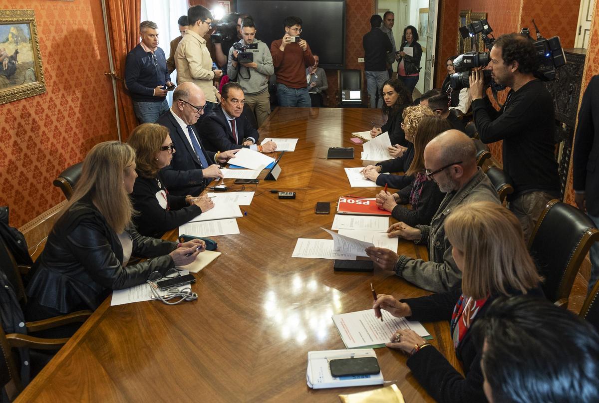 Una de las reuniones celebradas en la comisión del Ayuntamiento por el escándalo de la vivienda protegida