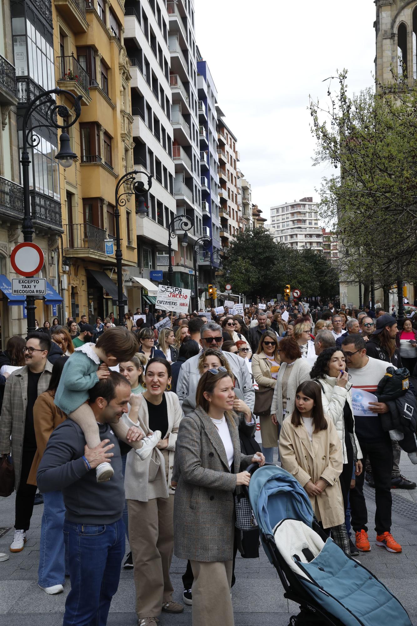 En imágenes: Los sanitarios se manifiestan en Gijón al grito de "no queremos más dinero, queremos mejores condiciones laborales"