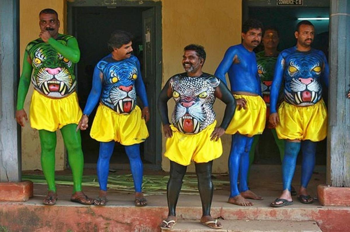 Un grup de ballarins amb el cos maquillat esperen per actuar al festival ’Onam’ a la ciutat índia de Kochi.