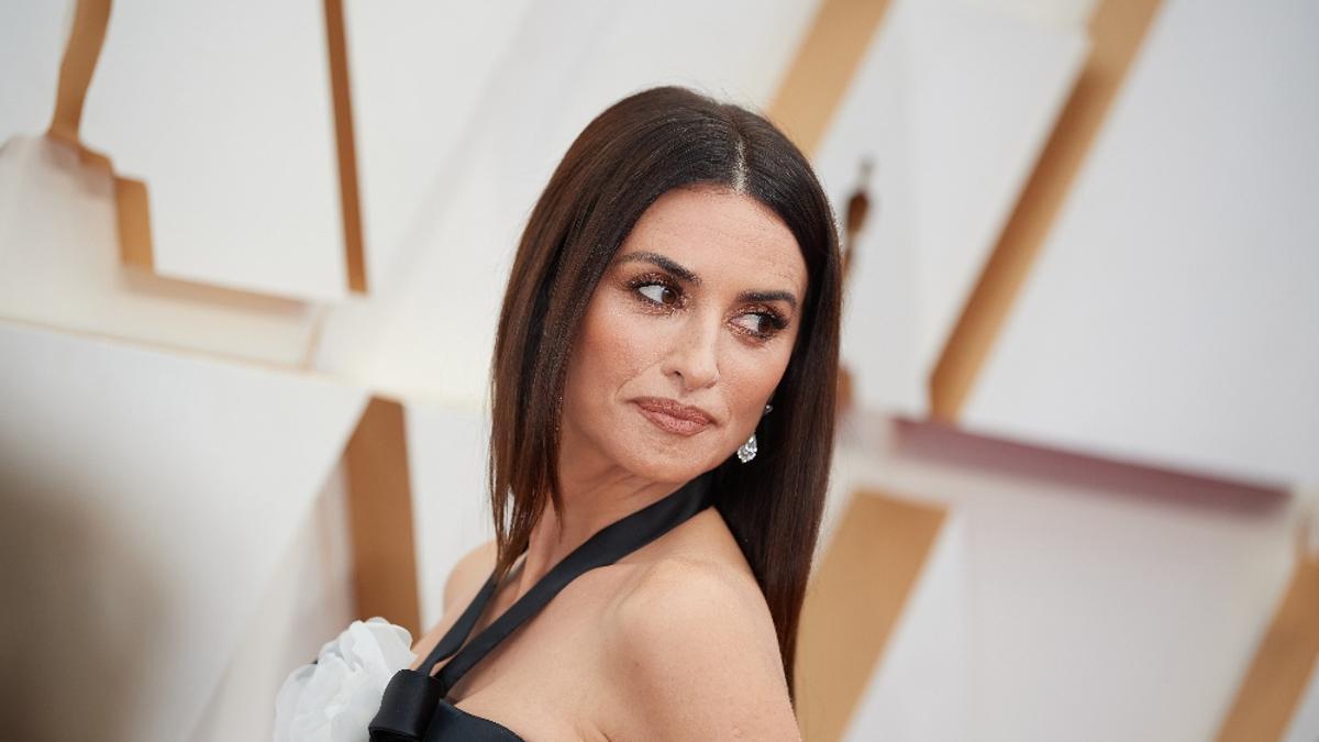 El desfile de Oscar de la Renta ha confirmado lo que Penélope Cruz nos adelantó en los Premios Oscar y los Goya: el peinado de pelo largo y liso con raya en medio es tendencia