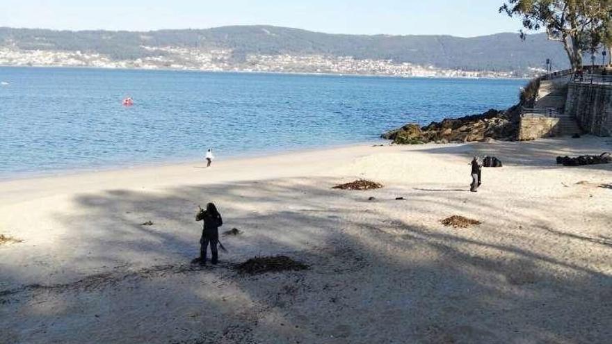 Tareas de limpieza en la playa de Portocelo. // S.A.