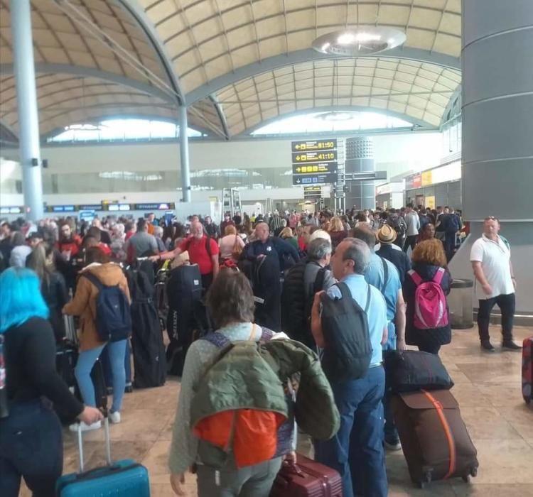 UGT denuncia que los pasajeros no guardan las distancias de seguridad contra el coronavirus en el aeropuerto.