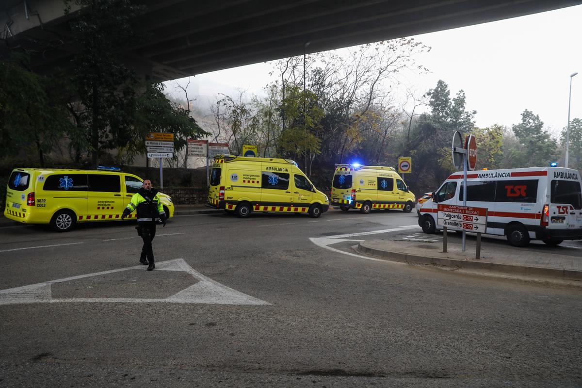 Vehículos de emergencia en la estación de Montcada i Reixac-Manresa