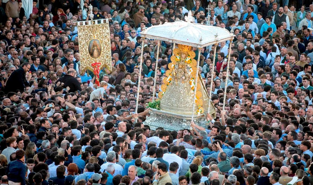La Virgen del Rocío procesionando por las calles de la aldea.