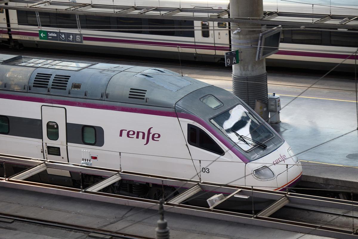Archivo - Trenes de Renfe con motivo de la segunda fase de la operación Salida por Semana Santa en la Estación de Atocha, a 27 de marzo de 2024, en Madrid (España).