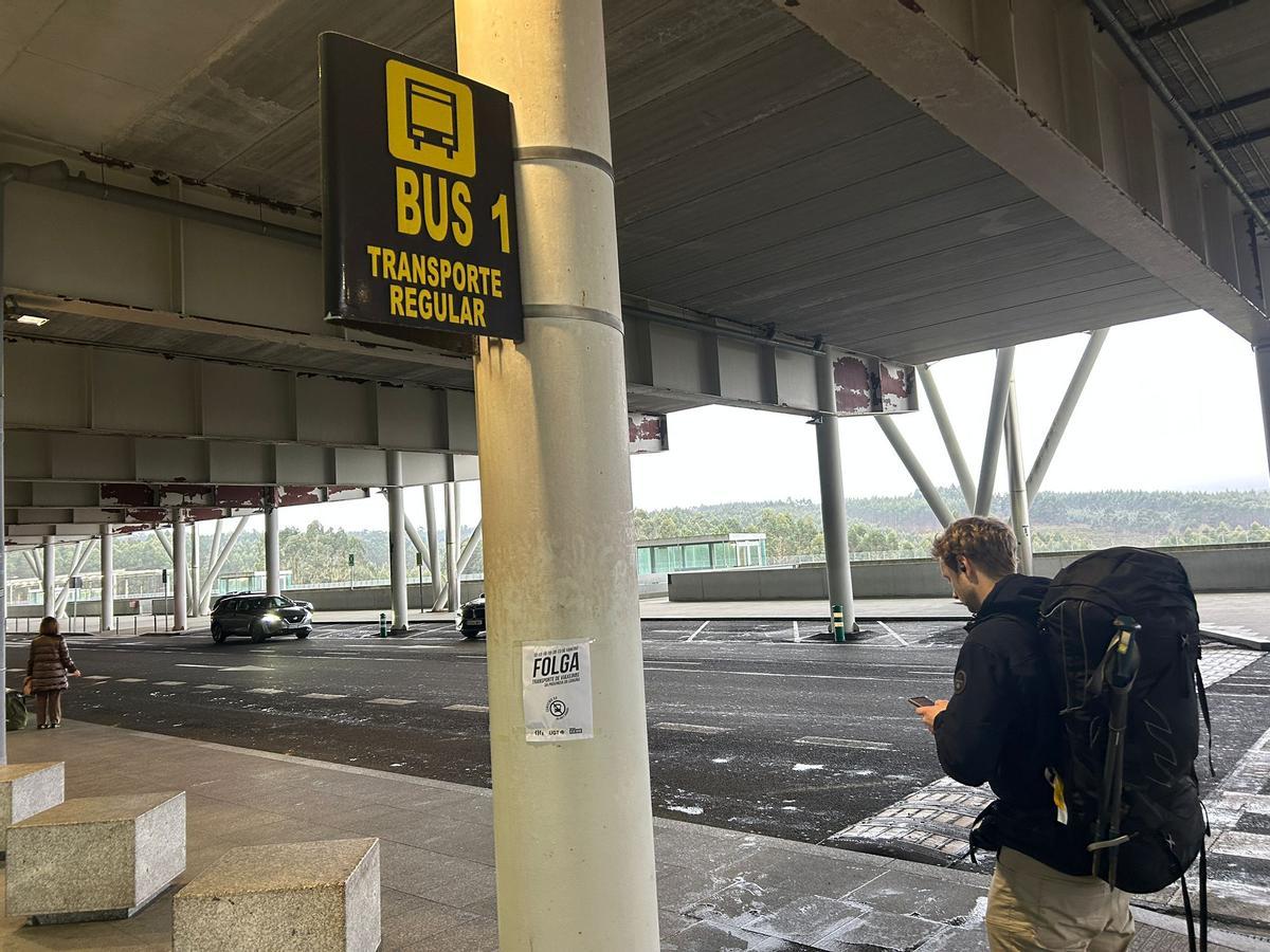 En el aeropuerto de Santiago, la ausencia total del servicio de autobús urbano lanzadera entre la terminal y el centro de la ciudad ha obligado a los pasajeros a buscar alternativas