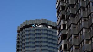 CaixaBank gana 855 millones hasta marzo, un 21% más, pese al impuesto a banca