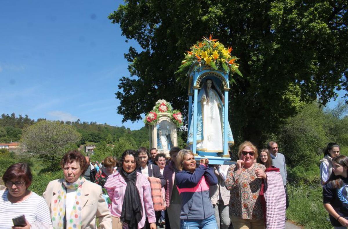 A procesión preto da igrexa de San Xoán de Camba.