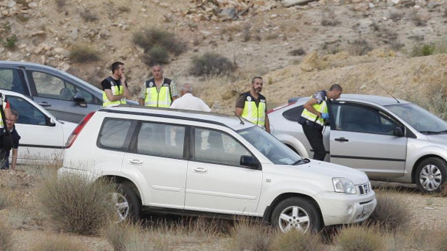 Un Policía inspecciona el vehículo del desaparecido, coche encontrado en el paraje molinense.