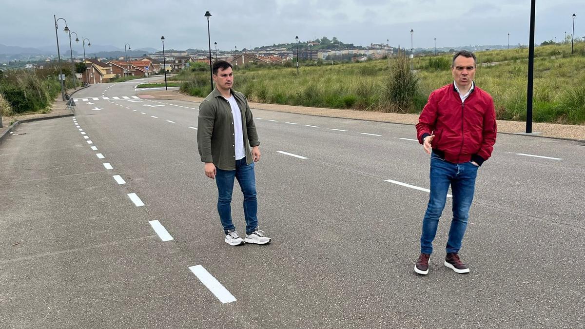Jorge García e Iván Fernández, en la zona donde se están ejecutando los trabajos