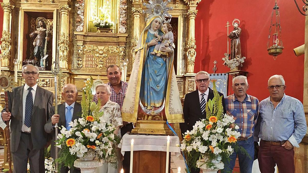 La Virgen de la Salud rodeada de la Junta Directiva de su cofradía. | Chany Sebastián