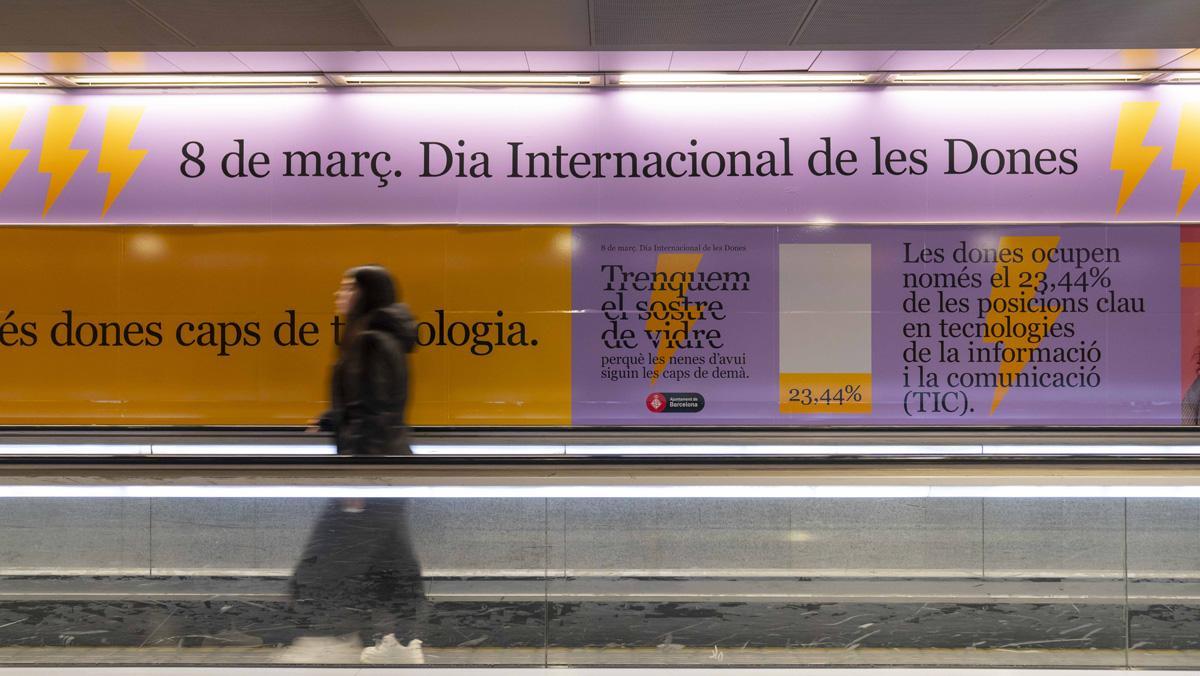 La campaña del 8M del Ajuntament de Barcelona quiere visibilizar a la población sobre la importancia de romper el techo de cristal