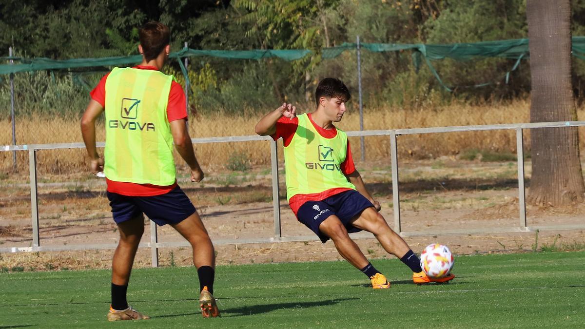 Manolillo golpea el balón en un entrenamiento. El cordobés será baja hasta finales de enero, al menos.