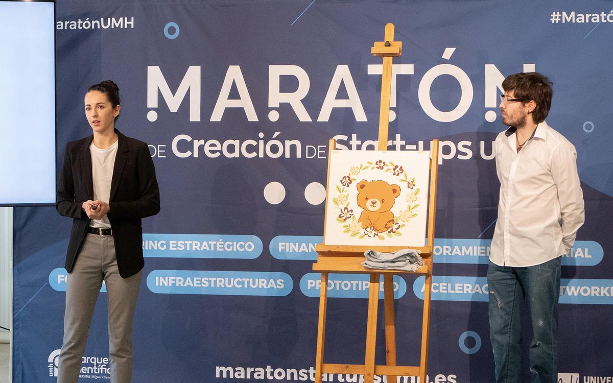 Clara Solbes defiende su proyecto `Inmure´ ante el jurado deL PCUMH y el Ayuntamiento de Altea.