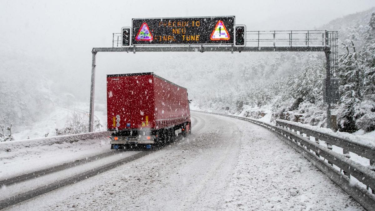 La nieve cubre la carretera, a 7 de febrero de 2023, en Vic, Barcelona, Catalunya (España). La llegada de la ola de frío ha hecho caer las temperaturas, por lo que la Agencia Estatal de Meteorología (Aemet) ha activado los avisos amarillo y naranja por nevadas en toda Cataluña. Además, el Servicio Meteorológico de Cataluña (Meteocat) ha informado que la cota de nieve se sitúa alrededor de los 700 metros, a pesar de que en sitios concretos podría ser incluso más baja, alrededor de los 400 metros, y se podrían acumular hasta 10 centímetros de nieve en algunos lugares. 07 FEBRERO 2023 Marc Trilla / Europa Pres