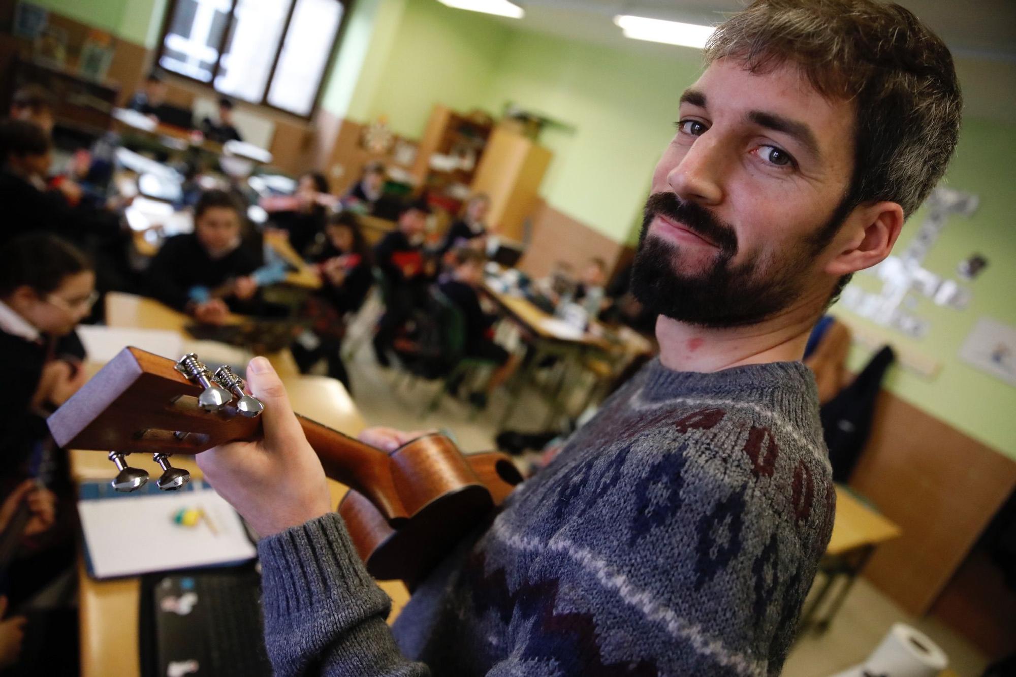 El Santo Ángel sustituye la flauta por el ukelele