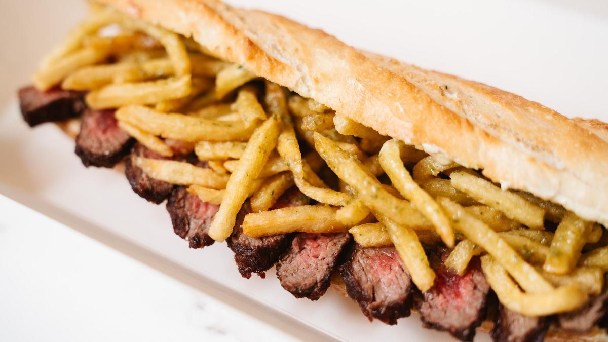 El nuevo bocadillo de Café de Paris, con su famoso entrecot, se envía así a domicilio.