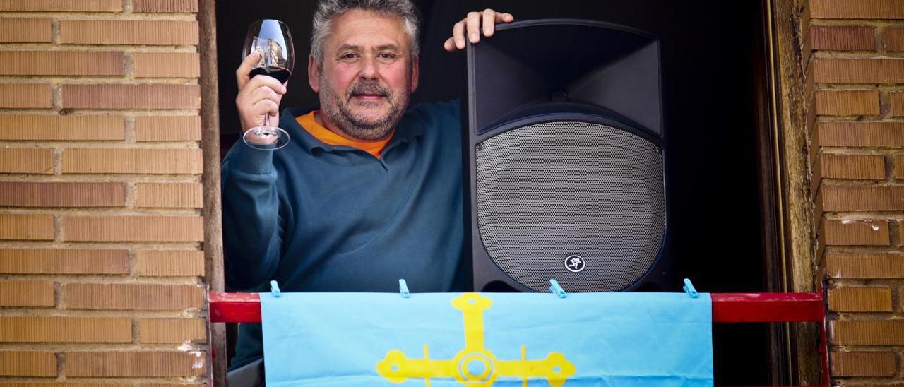 Rubén Fernández, en su casa de Ciudad Naranco en uno de los vermús celebrados durante el confinamiento.