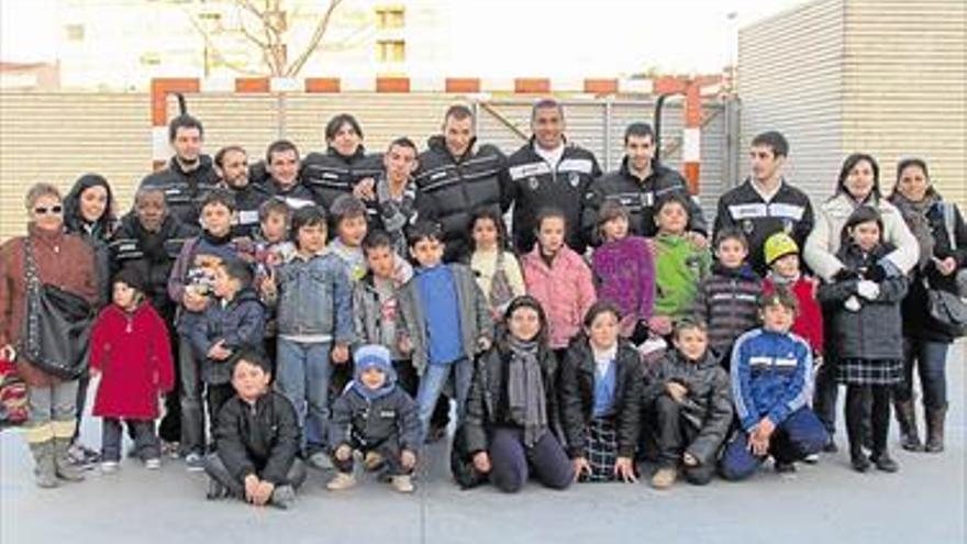 La plantilla del playas visita el colegio jaume i