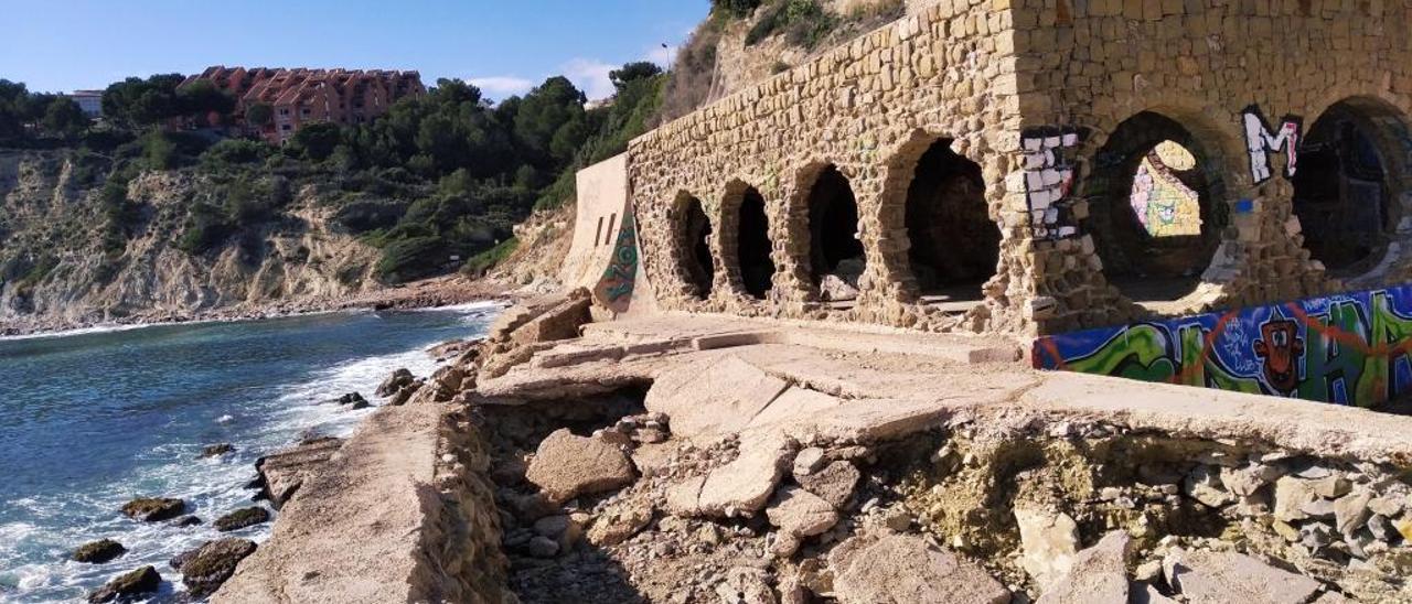 El edificio de los grandes óculos aguanta, pero la plataforma que da al mar está hundida.