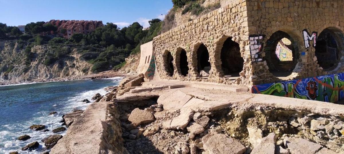 El edificio de los grandes óculos aguanta, pero la plataforma que da al mar está hundida.