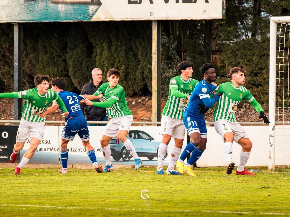 Una acció del partit anterior de l'Escala, contra el Mollerussa.