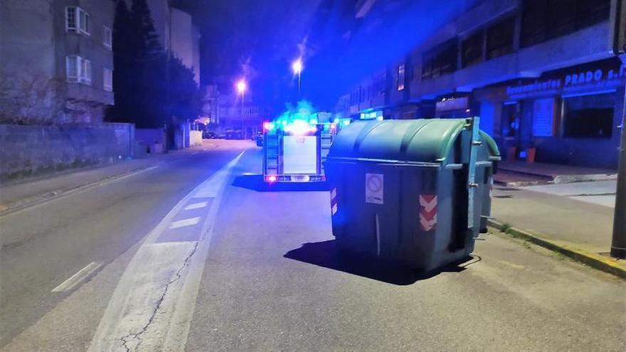 Un contenedor de residuos ocupando el carril de circulación en la Avenida de Ourense. |   // FDV