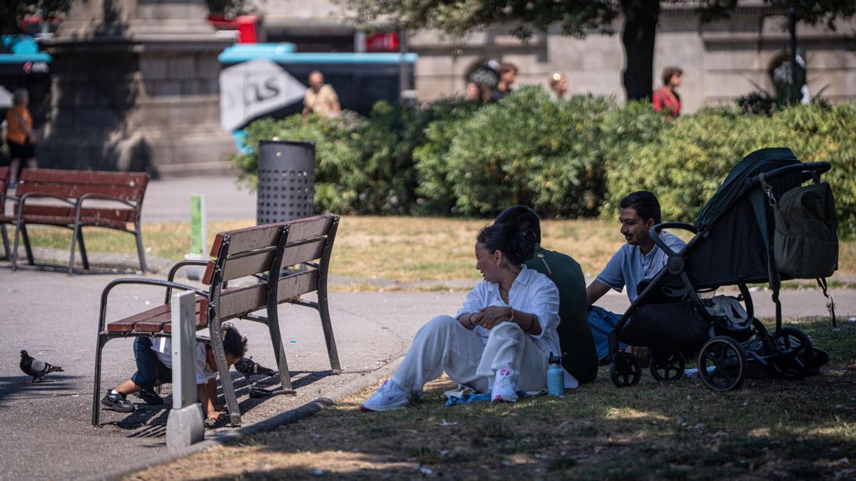 Ambiente de calor, altas temperaturas, ola de calor, en el centro de Barcelona durante una jornada marcada por las altas temperaturas.