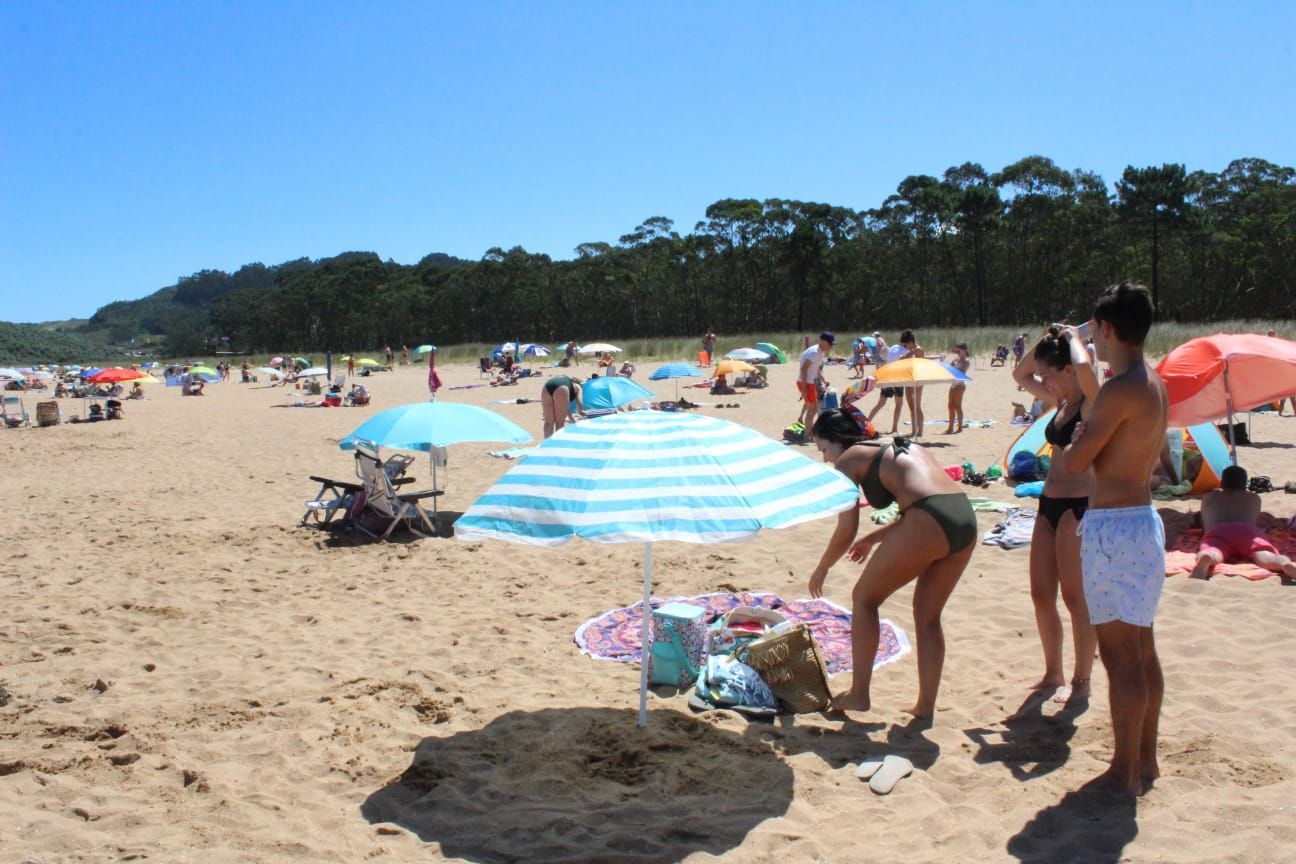 Bañistas en la Playa de Rodiles