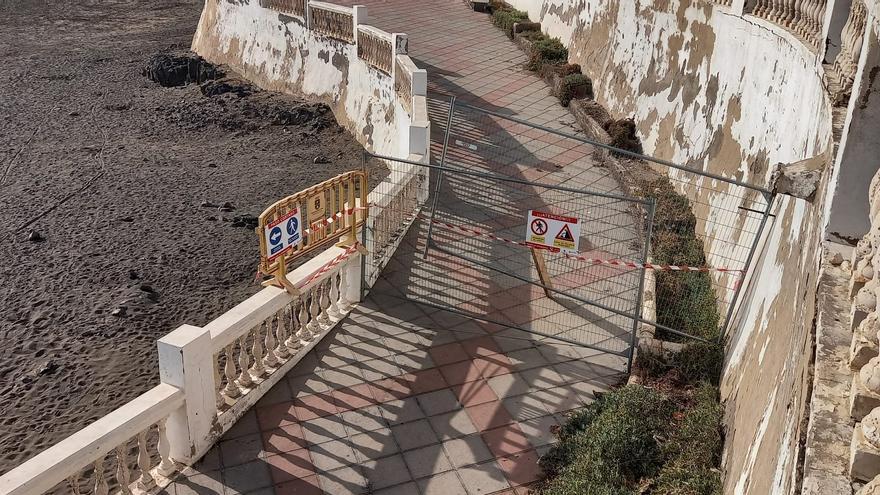 Los desprendimientos obligan a cerrar parte del paseo marítimo de Telde