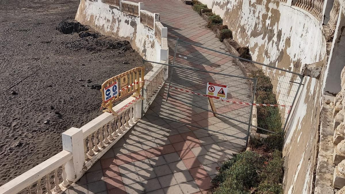 Imagen del vallado en el acceso a Playa Chica, en La Garita