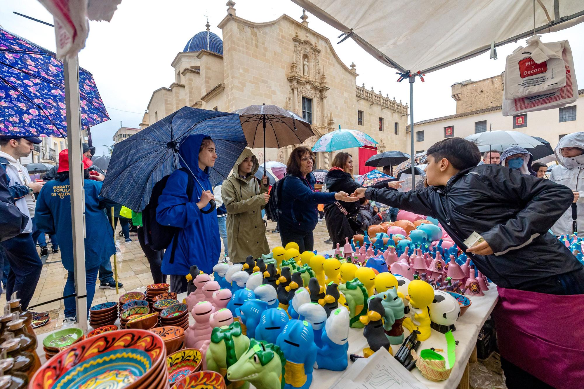 La Policía Local ha estimado una asistencia de cerca de cien mil peregrinos que han acudido a la Santa Faz. Un tercio de los 300.000, que siempre según el Ayuntamiento, hicieron la Santa Faz en 2019, la última edición antes de la pandemia.